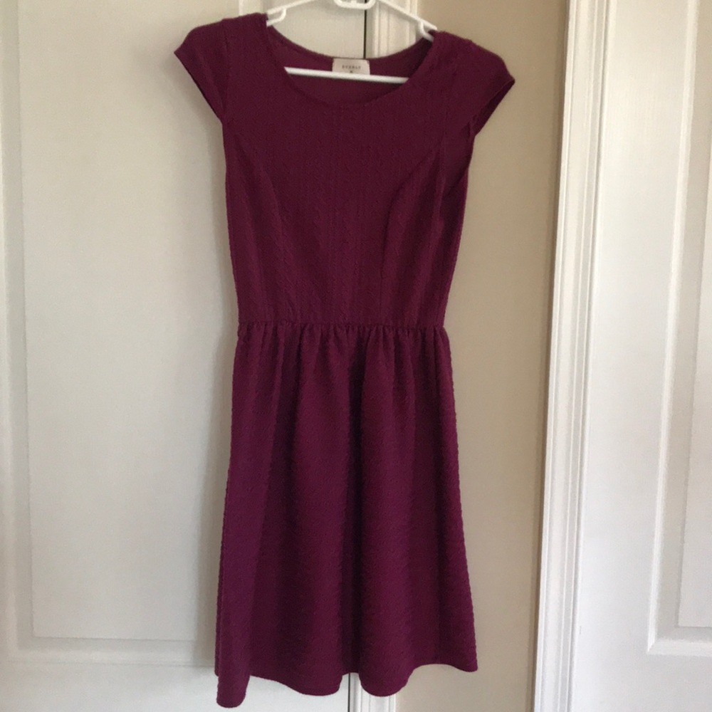 Everly small maroon short sleeve texture dress